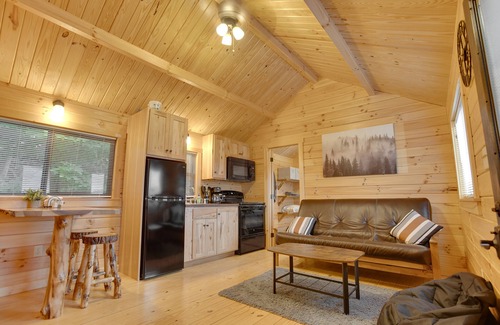 Warfordsburg Cabin | Remote Hideaway | Treehouse w/HOT TUB, Views + Fire Pit!