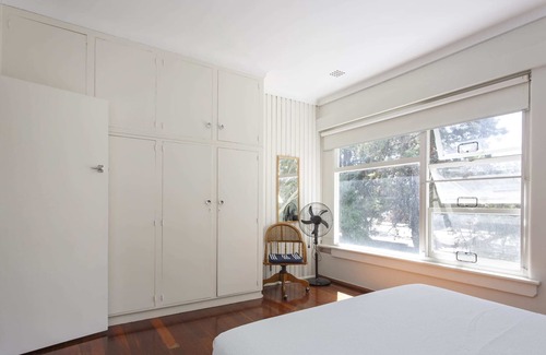 Applecross Apartment | Renovated 2 Bed 1 Bath Apartment Premium Location