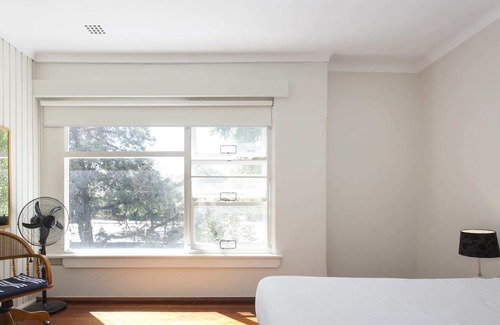 Applecross Apartment | Renovated 2 Bed 1 Bath Apartment Premium Location