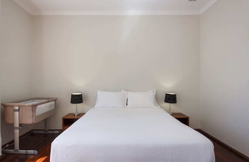 Applecross Apartment | Renovated 2 Bed 1 Bath Apartment Premium Location