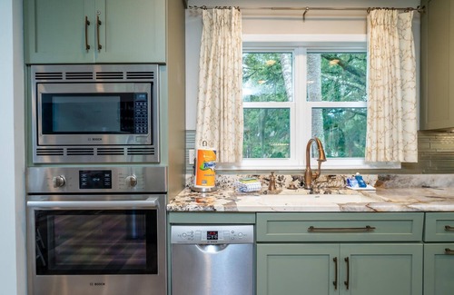 Tarpon Pond House | Renovated 2 BR + Loft/2BA Tarpon Pond Cottage! Great Views! Dog Friendly!