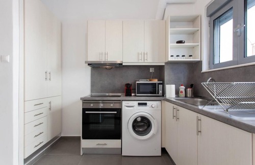 Neos Kosmos House | Renovated 2025 4 Bdr House Near Acropolis - New Beds Terrace Green Yard