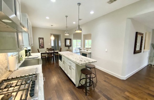 Houston House | Renovated 4 Bedroom + Study, 3.5 Bath Private Home Fully-furnished near MDA, TMC
