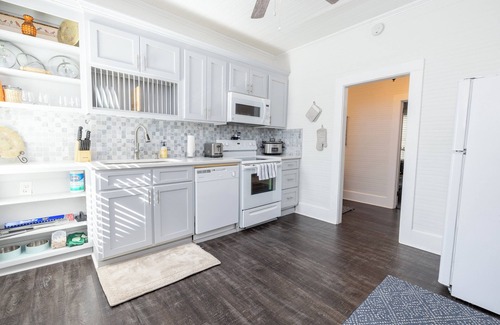 Seneca House | Renovated Bungalow 1 Block from Downtown Seneca! 7 miles from Clemson!