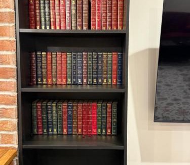 Putney Apartment | Renovated Charm - London Hideaway