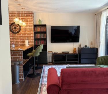 Putney Apartment | Renovated Charm - London Hideaway