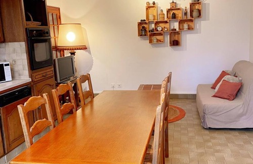 Mont-pres-Chambord Cottage | Renovated Farmhouse near Loire Castles with Private Terrace and Garden
