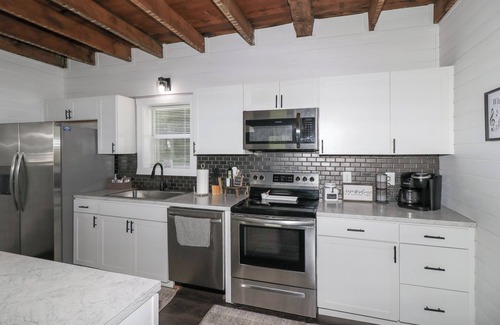Lexington House | Renovated Farmhouse by Mid Ohio Race Track, Snow Trails, access to Amphitheater!