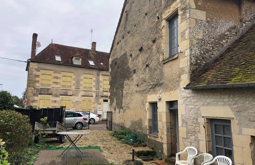 Donzy House | RENOVATED GITE 180 KM - PARIS.Etape N. 7. 2 bedrooms, 2 bathrooms, garden, parking.
