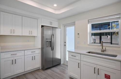 Mid Island House | Renovated Ground Floor 2BR Residence with Pool and Spa at Margarita Mansion