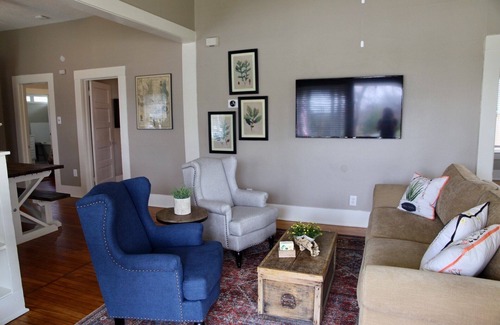New Braunfels House | Renovated Historic Cottage in New Braunfels