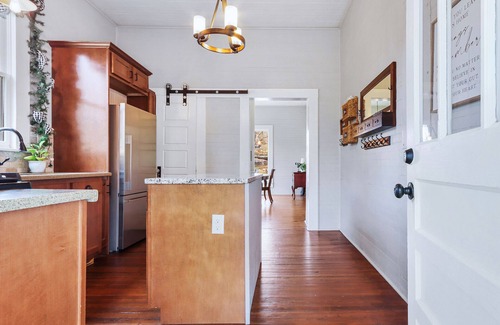 Ball Ground House | Renovated Historic 1910 Home 2 Min.Walk to Downtown Ball Ground & Wedding Venues