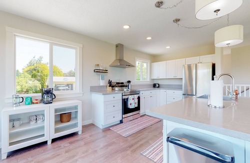 The Dalles House | Renovated home with panoramic river view, patio & AC
