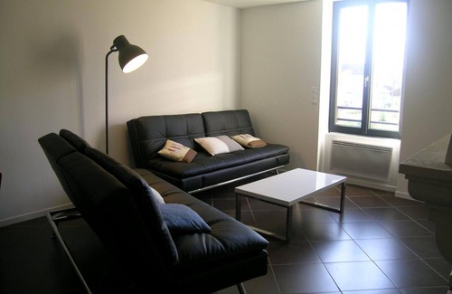 Urcay Cottage | Renovated house near the river, pets allowed, large garden