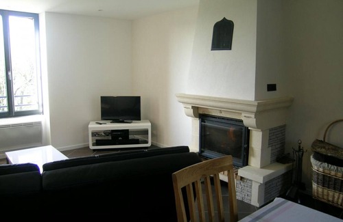 Urcay Cottage | Renovated house near the river, pets allowed, large garden