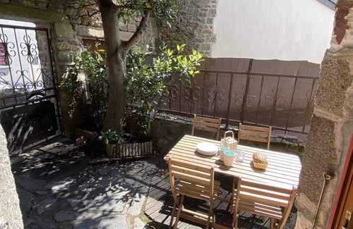 La Marne House | Renovated house with outside courtyard 10 min walk from the sea - free parking