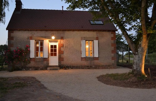 Agonges Cottage | Renovated house with garden, pets allowed, air conditioning, parking