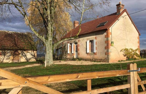 Agonges Cottage | Renovated house with garden, pets allowed, air conditioning, parking