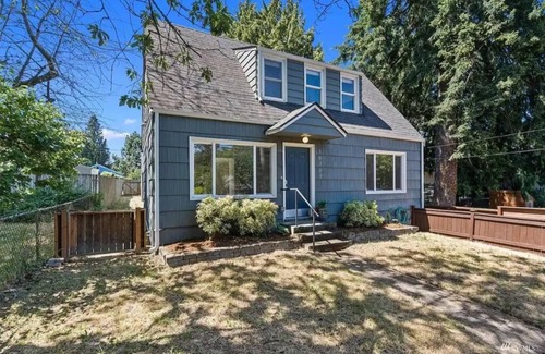 Licton Springs House | RENOVATED SEATTLE MIL 2-3BR 1BA Kitchen WD