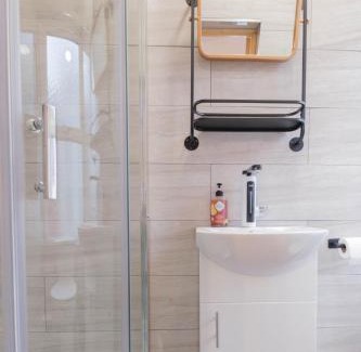 Leeds Apartment | Renovated Studio - Free Parking - Great Location