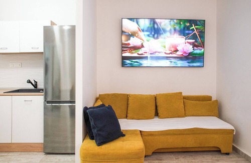 Donji Grad Apartment | Renovated Studio w Floor Heating 65" TV, Washer & Tumble Dryer
