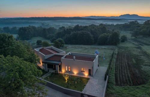 Gracisce Villa | Residence Villa Manuela with Pool & Jacuzzi - Batlug