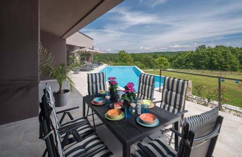 Gracisce Villa | Residence Villa Manuela with Pool & Jacuzzi - Batlug