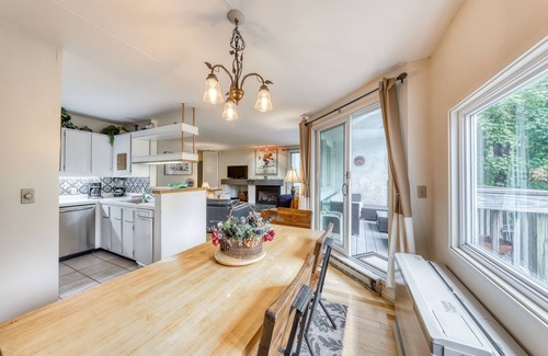 Warren Condo | Resort condo with 3 pools, hot tub, sports courts, & convenient ski access