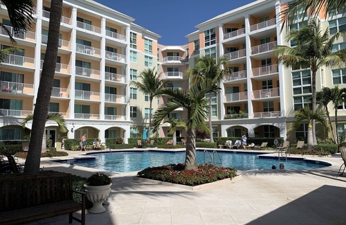 East Ocean Ave Condo | Resort living