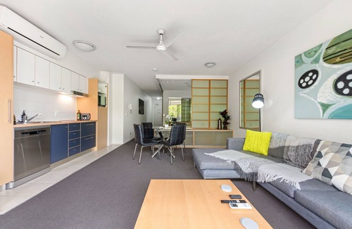 New Farm Apartment | Resort Pad ~ 1Bed/1Bath/Balcony/1Car ~ 10 mins CBD