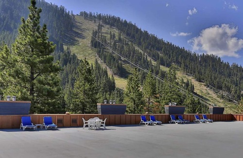 South Lake Tahoe Resort | Resort sits at the base of Heavenly Valley.