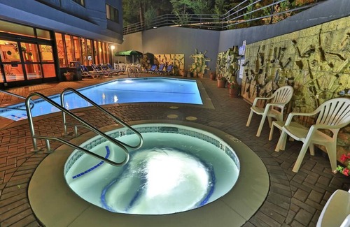 South Lake Tahoe Resort | Resort sits at the base of Heavenly Valley.