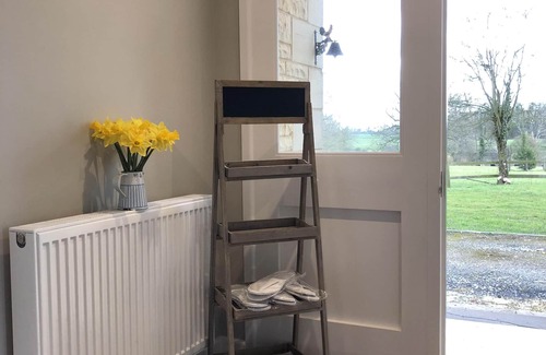 Westonbirt Cottage | Rest, ramble, relax for a secluded weekend or holiday in chic Cotswold cottage.