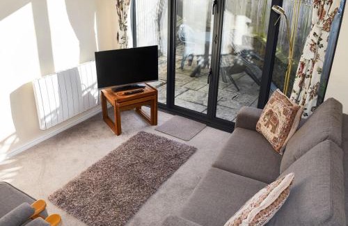 Salcombe House | Retreat Cottage - Buckley St