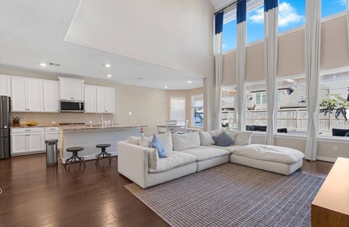 Pecan Grove House | Retreat Pool & Spa – Perfect for Families, Groups!