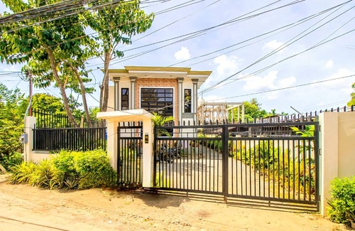 Liloan Apartment | Retreat to a Stylish Flat w/Balcony+Garden View