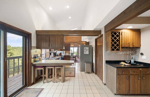 Golden House | Retreat to the Enchanted Forest.Great Views.Hot Tub!