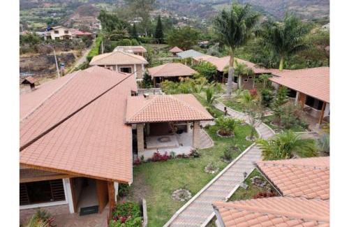 Nabon Cabin | Retreat Villa with Pool, Jacuzzi, and Pet-Friendly Stay