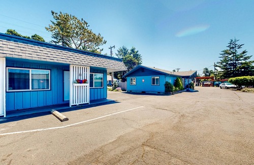 Bandon House | Retro beach gem with fast WiFI - walk to downtown restaurants