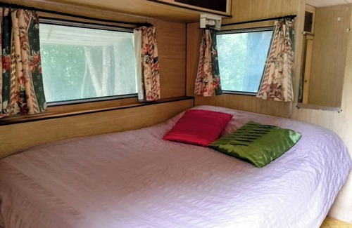Valery House | RETRO CARAVAN SLEEPS 6 only 8 Minutes from A1 VALERY Mid North Coast