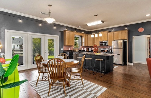 Gulf Breeze House | Retro Haven: Beach Fun & Family Home