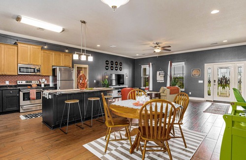 Gulf Breeze House | Retro Haven: Beach Fun & Family Home