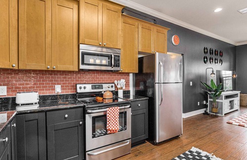 Gulf Breeze House | Retro Haven: Beach Fun & Family Home