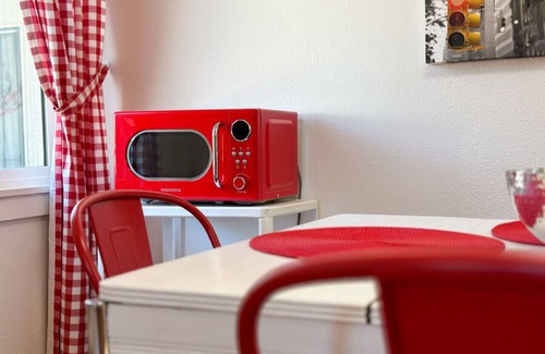 Coalinga House | Retro Rhythm Hideaway