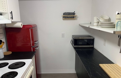 Merritton Apartment | Retro Style 1 Bedroom Apartment in the 🩷 of Niagara. FREE Parking+WiFi+Laundry.