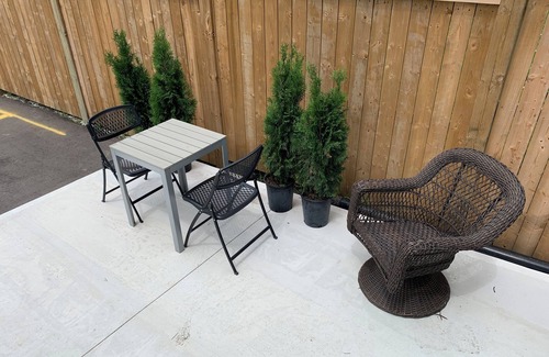 Merritton Apartment | Retro Style 1 Bedroom Apartment in the 🩷 of Niagara. FREE Parking+WiFi+Laundry.