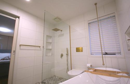 Upwey House | Rezara House - 1 to 4 bedroom house