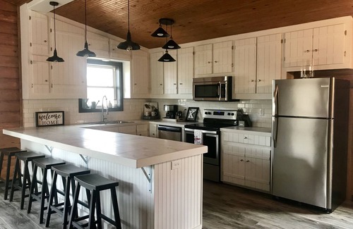 Mena House | Ride 2 WPG trails, King, Mnt Cabin, Fast WiFi Firepit, Paved, Circle dr parking