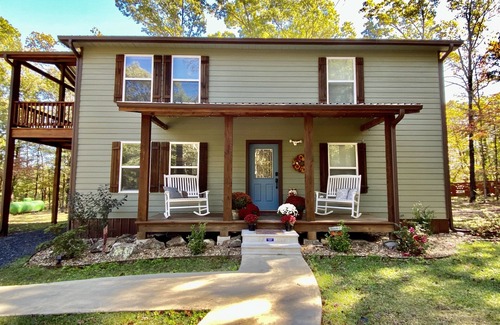 Mena House | Ride 2 WPG trails, King, Mnt Cabin, Fast WiFi Firepit, Paved, Circle dr parking