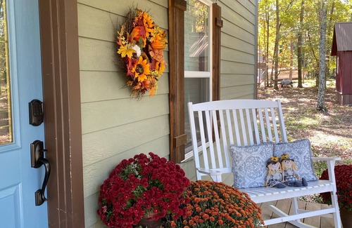 Mena House | Ride 2 WPG trails, King, Mnt Cabin, Fast WiFi Firepit, Paved, Circle dr parking